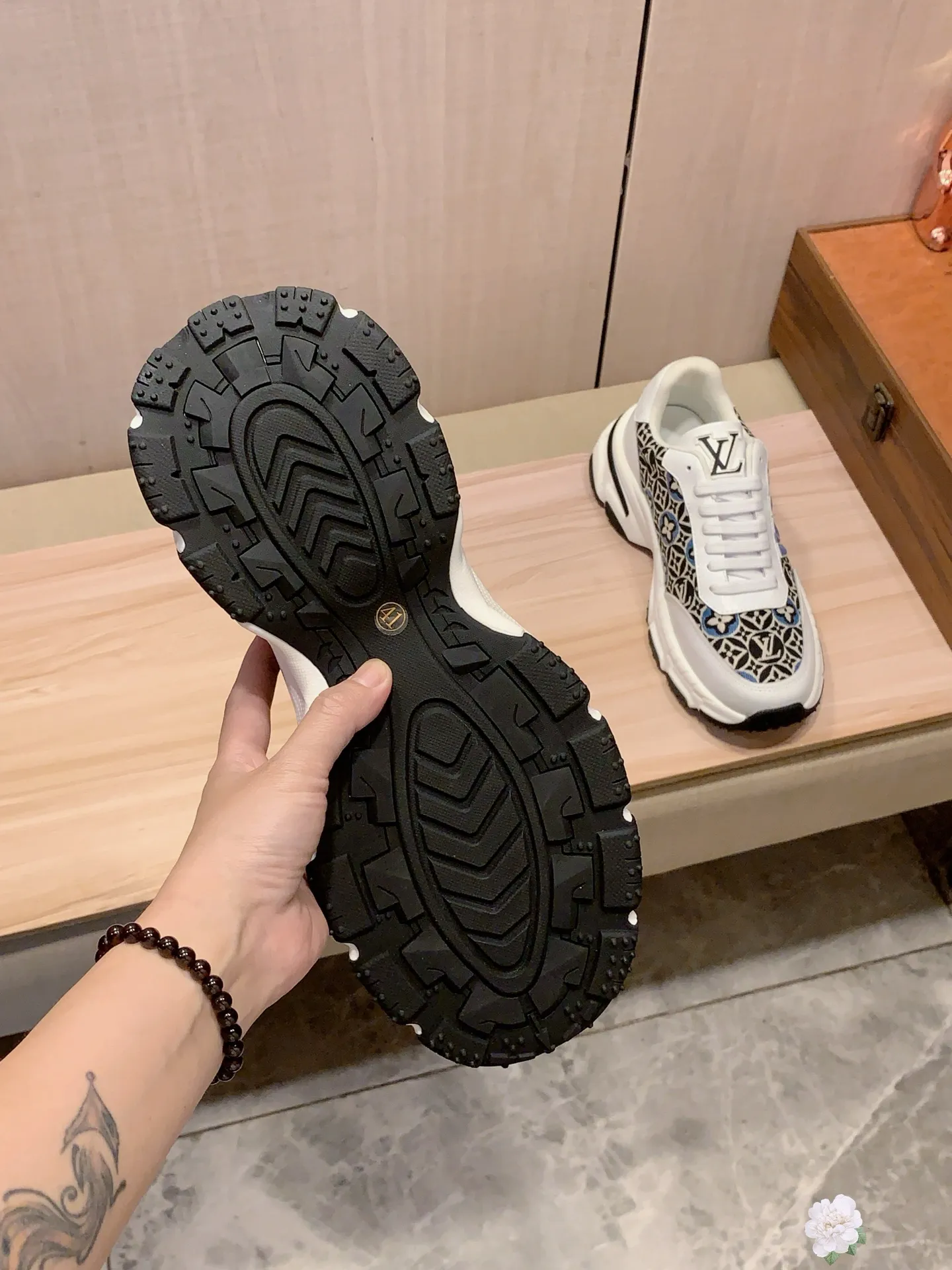Men's Men's Shoes 💰460💰💰🎩🎩[Lightning][Lightning] "Lv*" The latest and most popular casual shoes, top brands [Seduce] Luxury ~ Purchasing Agency, Top ~ Quality. [Strong] The upper is made of imported breathable cowhide with material ➕ breathable sheepskin feet (•) and fine workmanship. The original stylish and stylish soft rubber wear-resistant and non-slip outsole is light and comfortable on the feet. The real thing looks better when photographed in person. 111: code: 38-44, 3️⃣ colors selected